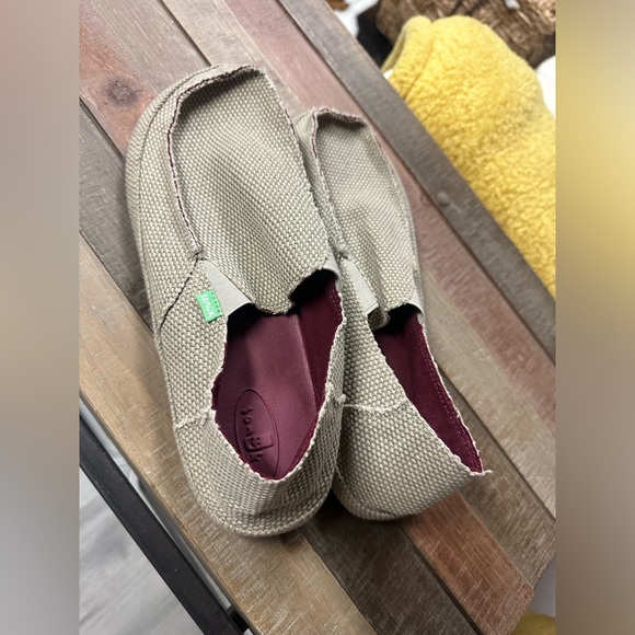 Ladies size 10 Sanuk shoes. - Picture 4 of 8